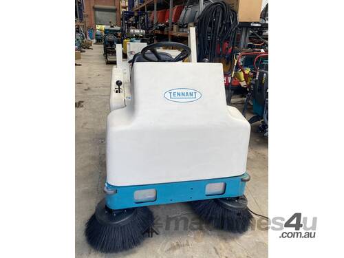TENNANT 6200 RIDE ON SWEEPER 750 hours