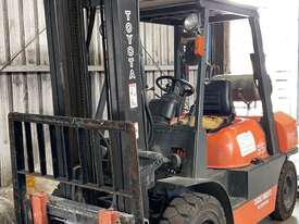 Toyota Forklift - picture1' - Click to enlarge