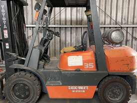 Toyota Forklift - picture2' - Click to enlarge