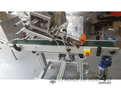 Horizontal labelling machine