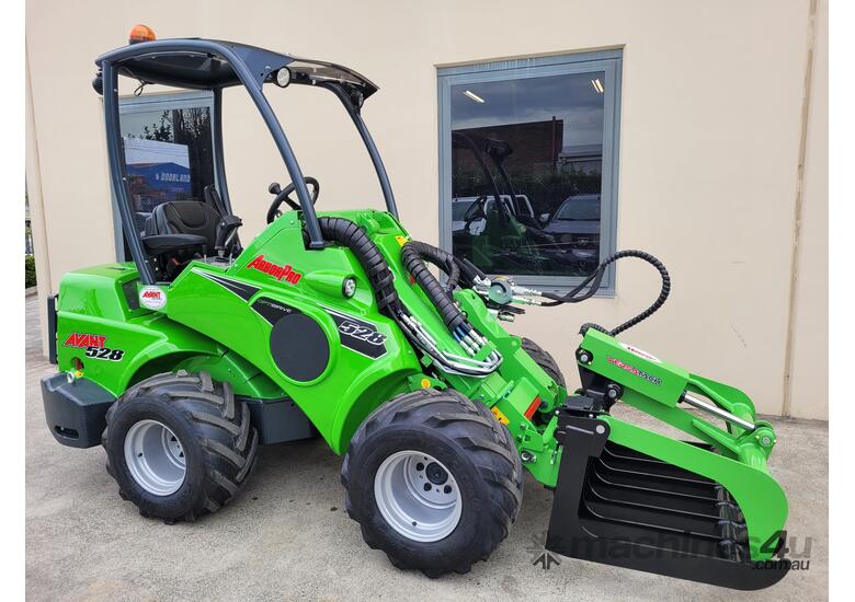 Avant 528 ArborPro Mini Loader with HD Log Grab