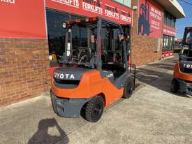 2017 TOYOTA 32-8FG25 DELUXE MODEL   LPG GAS FORKLIFT 4700 CONTAINER MAST - picture2' - Click to enlarge