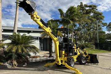 Hyload   Mini Backhoe Loader