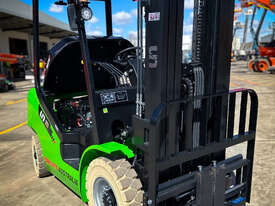 UN Forklift 2.5T Lithium: Forklifts Australia - The Industry Leader! - picture1' - Click to enlarge