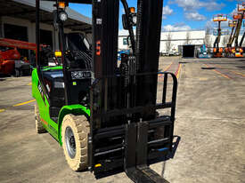 UN Forklift 2.5T Lithium: Forklifts Australia - The Industry Leader! - picture2' - Click to enlarge
