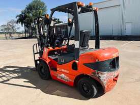 Diesel Forklift with Container Mast - picture2' - Click to enlarge