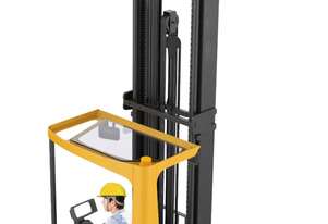 Narrow aisle Lithium Ion reach truck