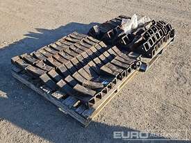 130 Hitachi Bucket Teeth  - picture1' - Click to enlarge