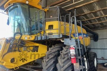 2013 NEW HOLLAND CR8090 COMBINE & 2013 NEW HOLLAND 840CD 40' DRAPER FRONT