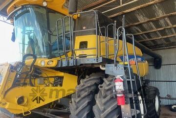 2013 NEW HOLLAND CR8090 COMBINE & 2013 NEW HOLLAND 840CD 40' DRAPER FRONT 2013 NEW HOLLAND CR8090 COMBINE & 2013 NEW HOLLAND 840CD 40' DRAPER FRONT