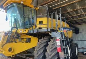 2013 NEW HOLLAND CR8090 COMBINE & 2013 NEW HOLLAND 840CD 40' DRAPER FRONT