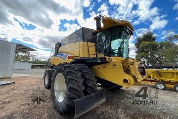2013 NEW HOLLAND CR8090 COMBINE & 2013 NEW HOLLAND 840CD 40' DRAPER FRONT