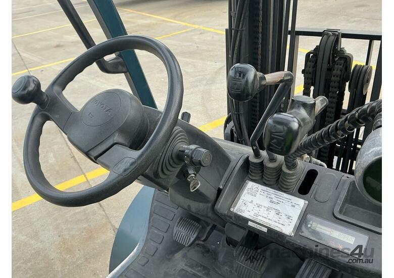caption 2006 Toyota 02-2FG30 Counter Balance Forklift