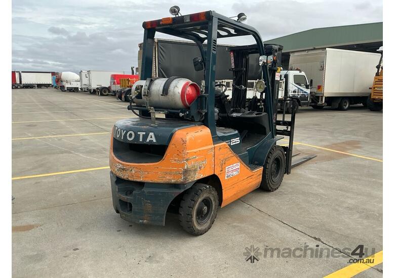 caption 2006 Toyota 02-2FG30 Counter Balance Forklift