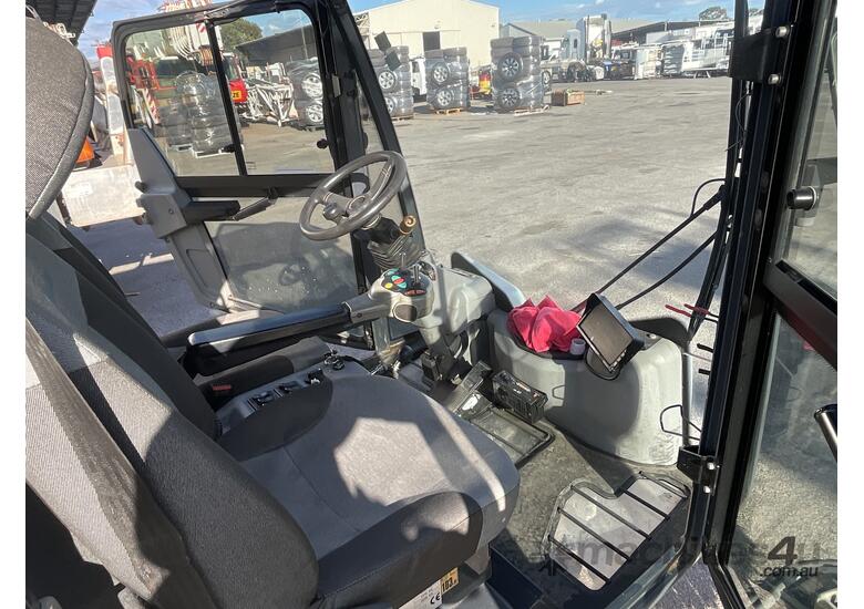 caption 2015 Johnston Euro5 Sweeper