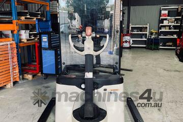 Crown Walkie Stacker ST3020TL3200