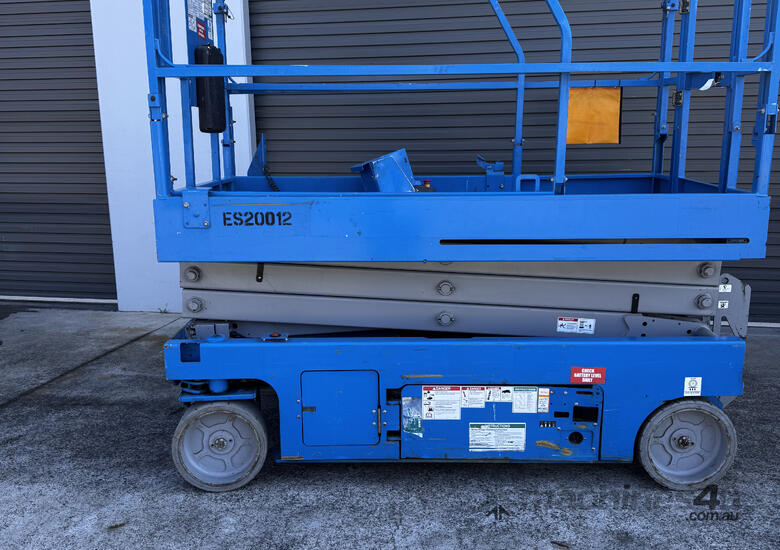 2016 Genie 20ft Wide Deck Electric Scissor Lift image 3