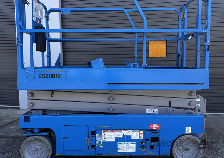 2016 Genie 20ft Wide Deck Electric Scissor Lift image 4