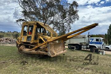 CAT D4E DOZER.