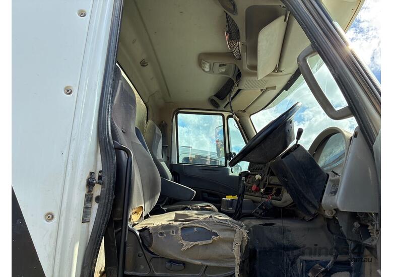 2010 Caterpillar CT 700-13L Service Body