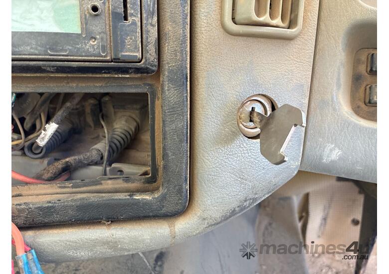 2010 Caterpillar CT 700-13L Service Body