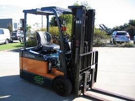 TOYOTA 3 Wheeler with Container Mast* LOW hours* - picture0' - Click to enlarge