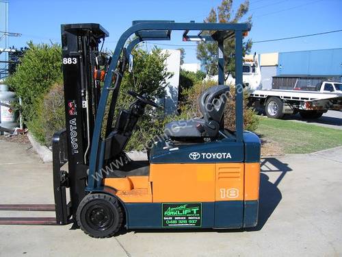 TOYOTA 3 Wheeler with Container Mast* LOW hours*
