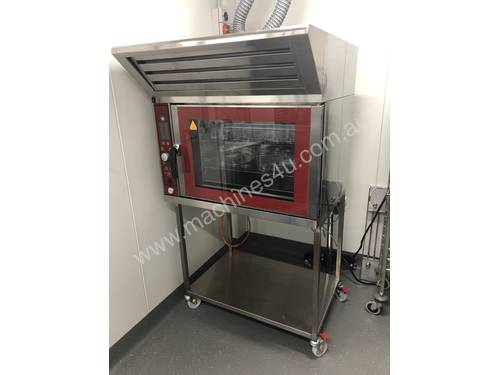 Humidified convection oven for bakery and pastry application