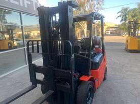 2.5 Tonne Container Stuffer Forklift For Sale! - picture2' - Click to enlarge