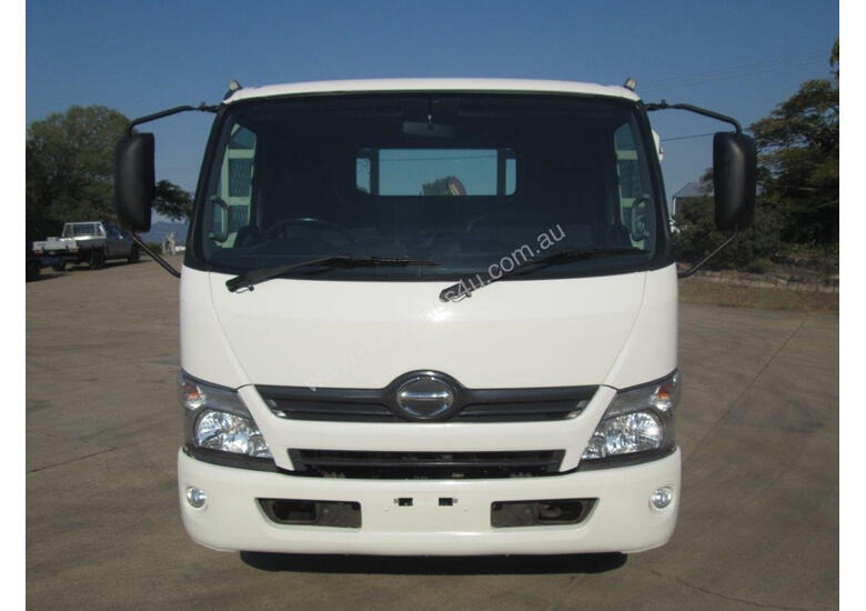 caption Hino 917 - 300 Series Tray Truck