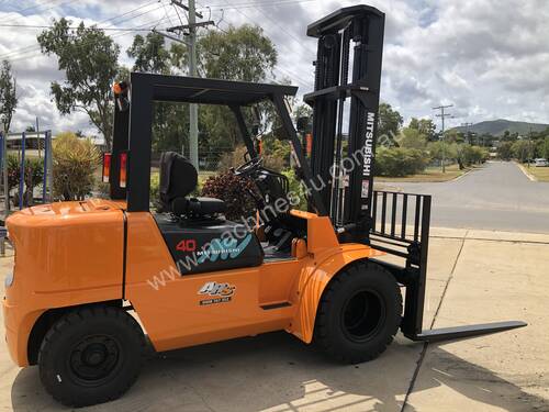Refurbished Duel Wheel Diesel Forklift with 4000kg Capacity and 4.5 metre Lift Height