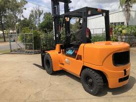 Refurbished Duel Wheel Diesel Forklift with 4000kg Capacity and 4.5 metre Lift Height - picture0' - Click to enlarge