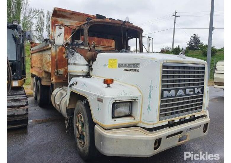 caption 1994 Mack Metroliner II