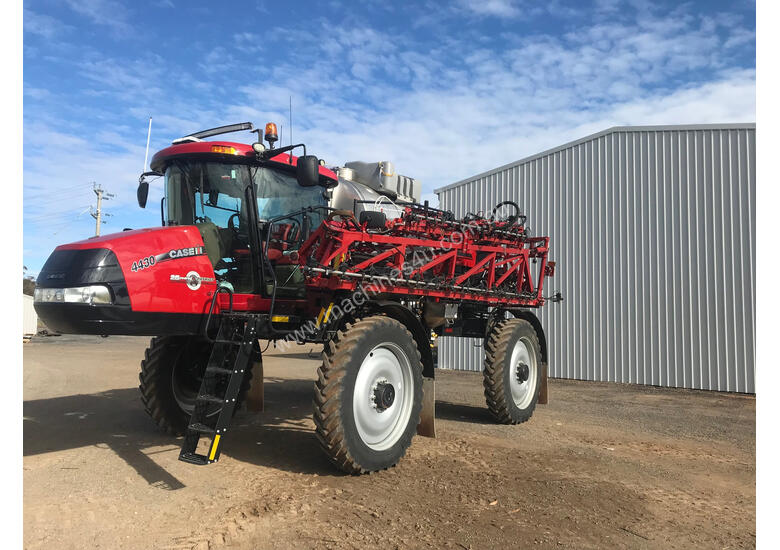 caption CASE IH 4430 Boom Spray Sprayer