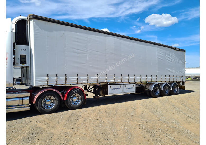 caption Maxitrans Semi Refrig Curtainsider Trailer