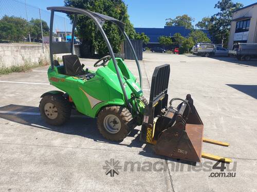 Avant 220 mini loader with pallet forks and 4in1 bucket