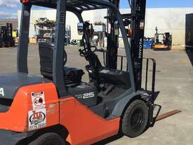 FORKLIFT TOYOTA DIESEL - picture1' - Click to enlarge
