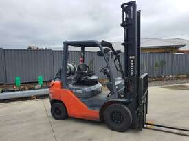 Forklift 2.5T Toyota with Tyne Positioners - picture0' - Click to enlarge