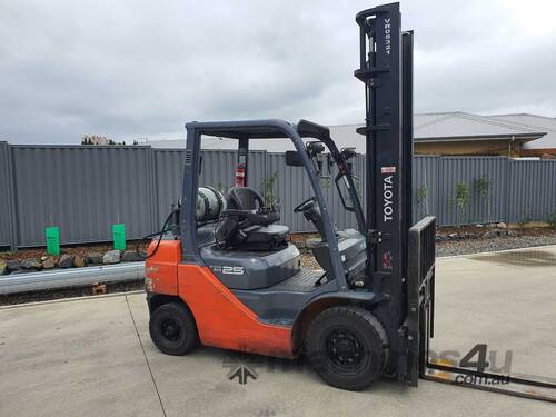 Forklift 2.5T Toyota with Tyne Positioners