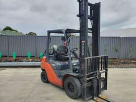 Forklift 2.5T Toyota with Tyne Positioners - picture0' - Click to enlarge