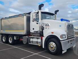 Mack Trident - picture0' - Click to enlarge