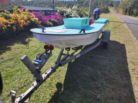 Homelite Fibreglass Boat & Trailer - picture1' - Click to enlarge
