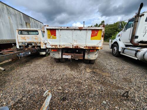 1989 Nissan    4x2 Tipper