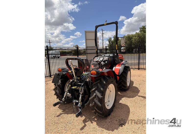 caption E Series Isodiametric Tractor - Up to 102 HP, 4-Cylinder Engine | Maximum Grip