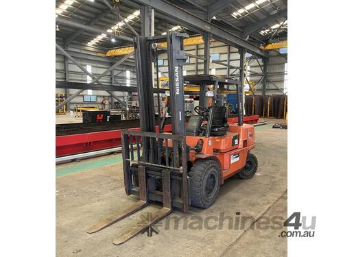 caption 2008 Nissan 4.5 Tonne Forklift - Mackay Qld