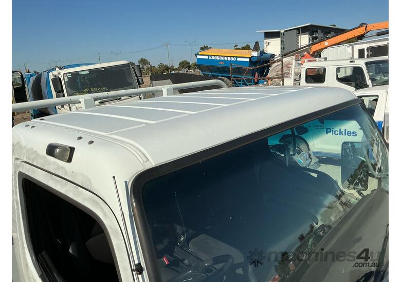 caption 2017 Mitsubishi Fuso Canter 615 7/800 Table Top