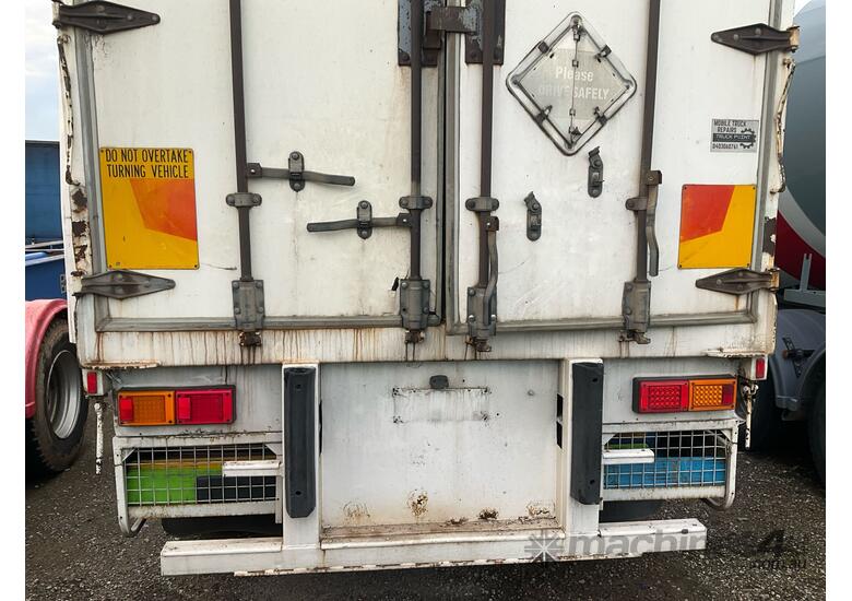 1996 Freighter ST3 Tri Axle Flat Top Curtainside Trailer