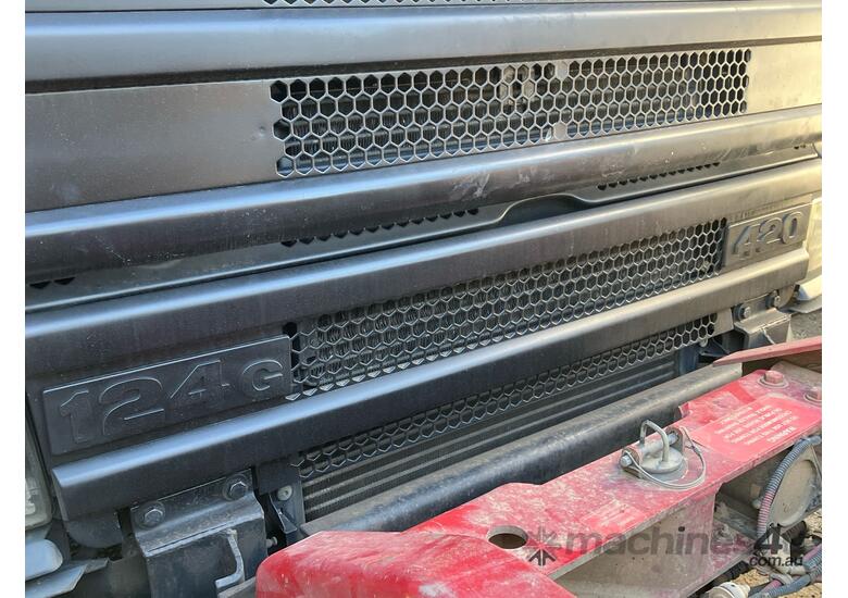 caption 2001 Scania 124G 420 6x4 Prime Mover