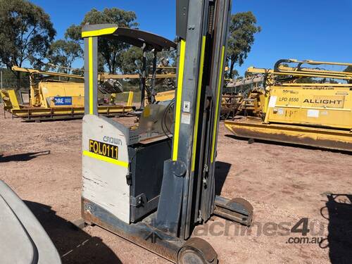 caption 2011 Crown ESR 5000 Forklift (Side Loader)
