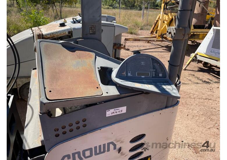caption 2011 Crown ESR 5000 Forklift (Side Loader)